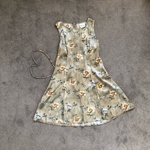 Silky dress with tie-lace back and floral accents